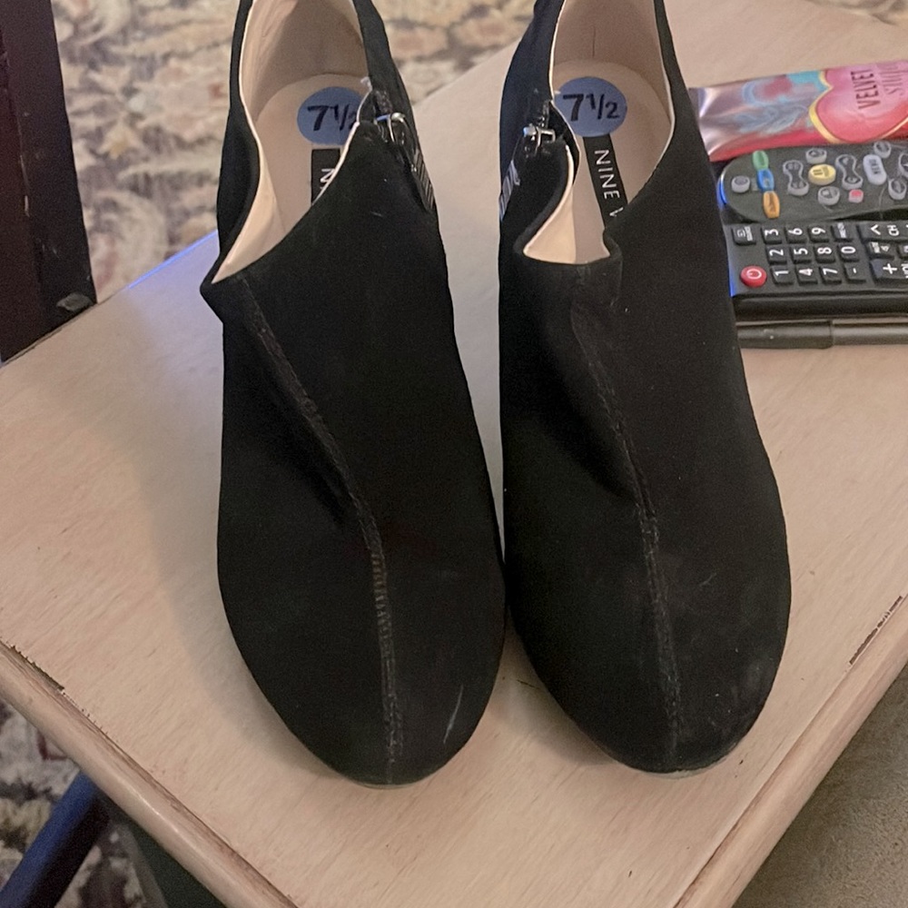 Black suede Nine West Bootie